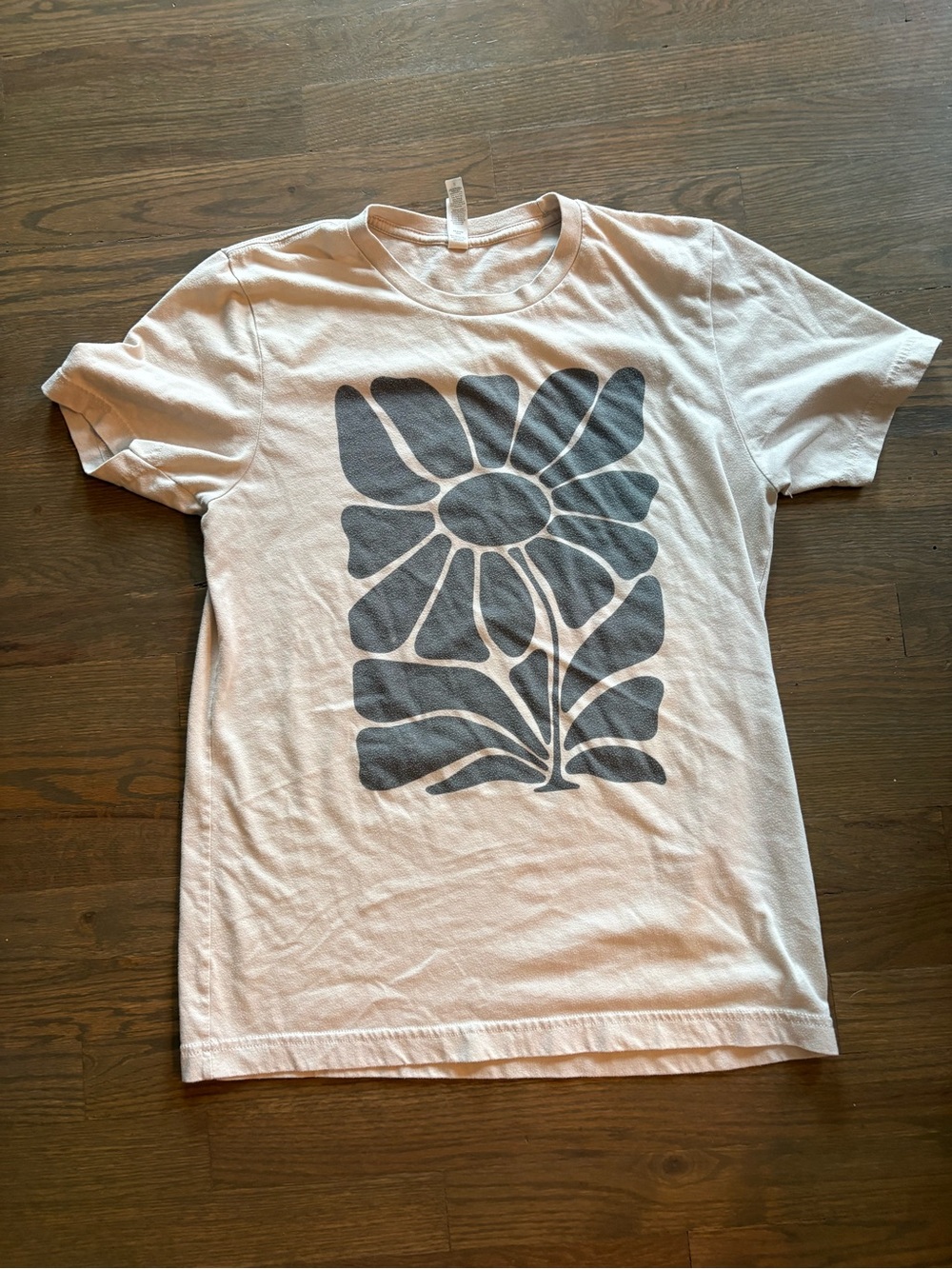 Bella+Canvas Retro Flower Graphic Tee — Dusty Pink — Size M 🌼